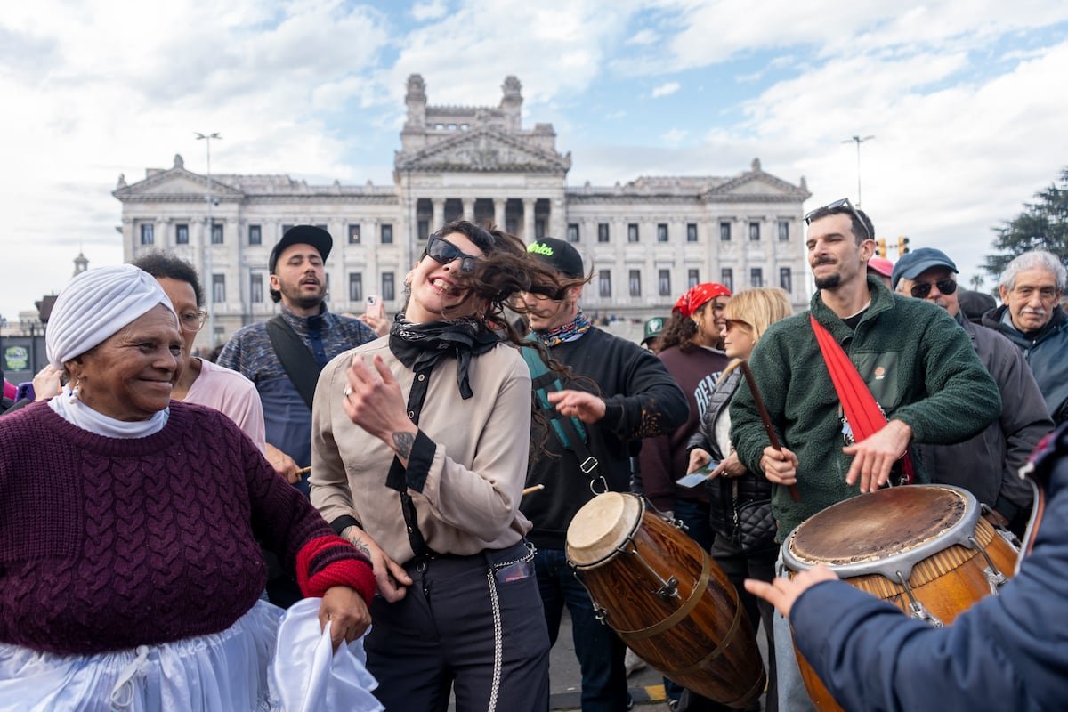 Con ritmo, bailes y melodías, Uruguay despide a Ruben Rada, ícono de la música popular