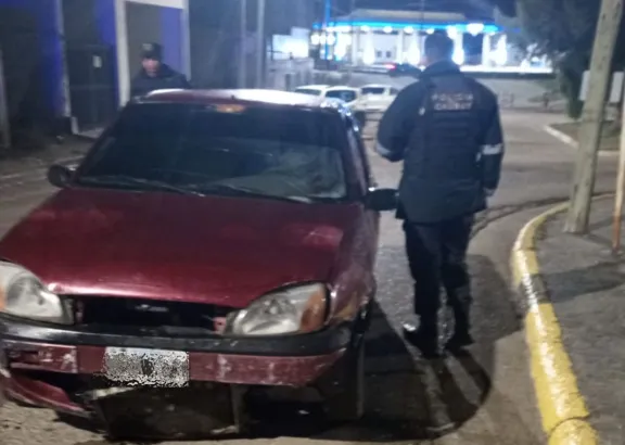 Conductor alcoholizado chocó contra un cordón en el barrio General Mosconi
