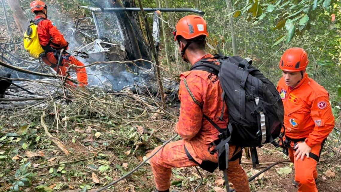 Cuatro personas murieron al caer un helicóptero en una zona boscosa de Río de Janeiro