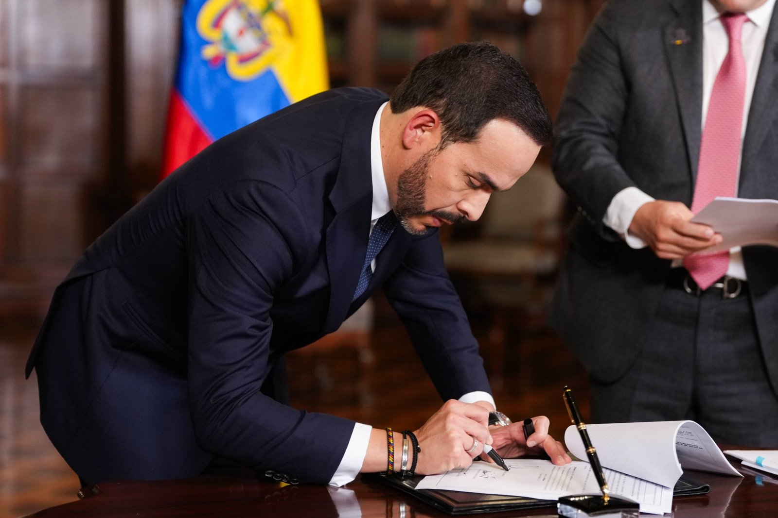 De la Espriella mantiene abiertas las mesas de negociación de la paz total mientras anuncia las extradiciones de sus líderes