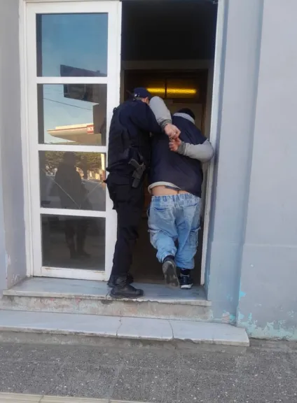 Demoraron a un hombre alcoholizado que molestaba a transeúntes e insultó a policías