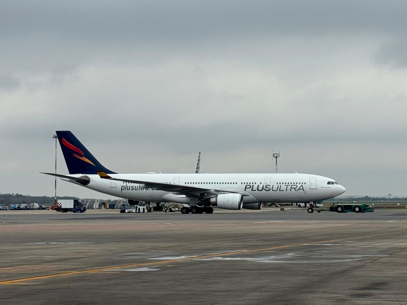 Después de 50 horas varados en Brasil, los 292 pasajeros de Plus Ultra despegarían esta noche hacia Madrid