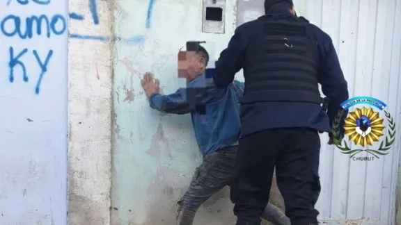 Destrozó un auto a piedrazos en el Máximo Abásolo y terminó preso