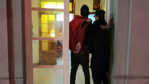 Detienen a un hombre por romper a patadas la puerta del Hospital Regional