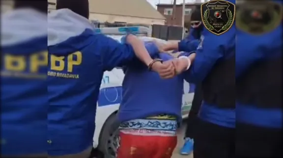 Detuvieron a "Plumita" tras casi cinco meses prófugo: Cayó en allanamientos en el barrio Cordón Forestal de Comodoro