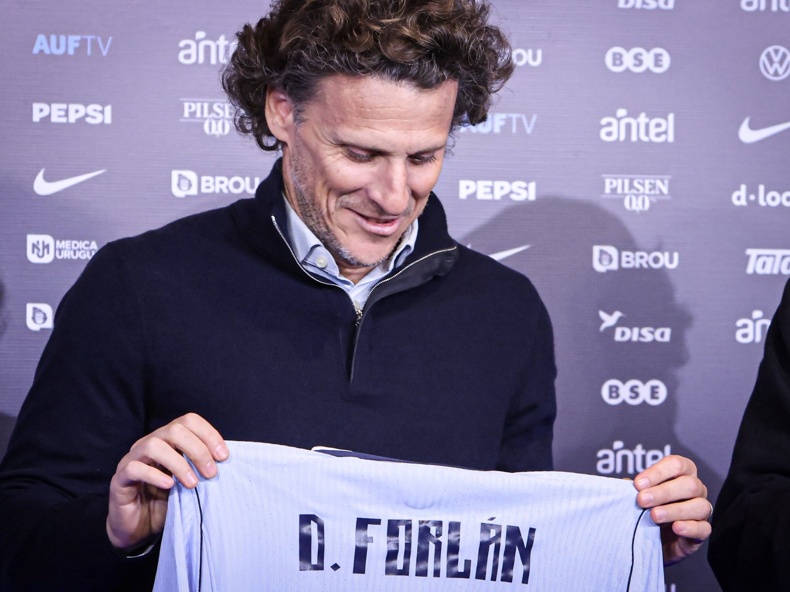Diego Forlán asumió y le reabrió las puertas de la Selección de Uruguay a Luis Suárez