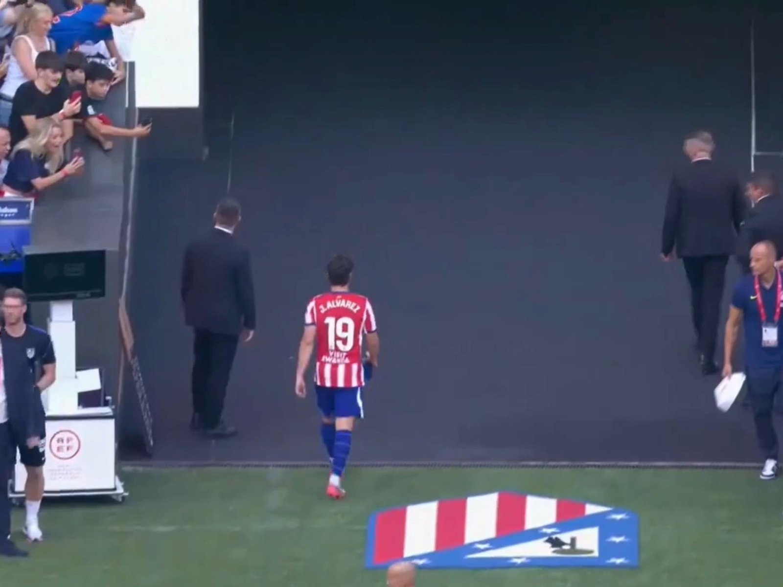 Diego Simeone contó por qué Julián Alvarez no saludó a los hinchas tras el agónico empate del Atlético de Madrid: "Necesitamos estar juntos"