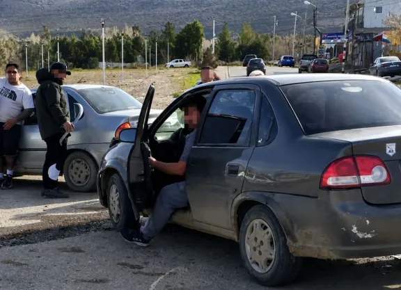 Dos Chevrolet Corsa colisionaron y una mujer y una niña debieron ser asistidas