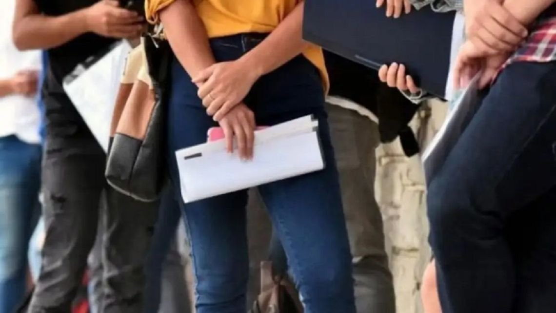 Economista aseguró que los salarios formales perdieron 17% y explicó por qué crecen "los changueros"