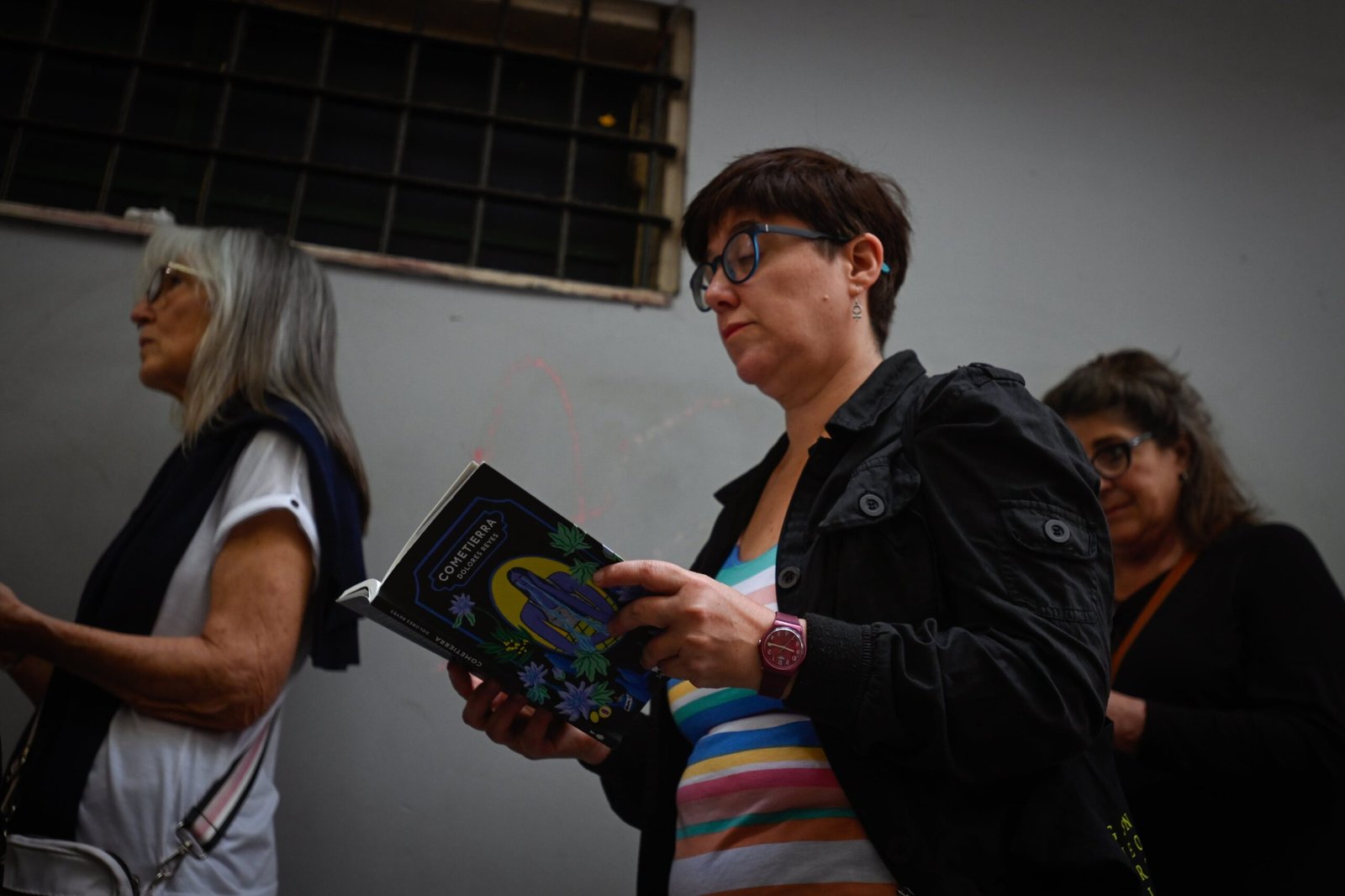 Mujeres acuden a una lectura colectiva de la novela 'Cometierra', de Dolores Reyes, tras una embestida de Milei contra el libro, en 2024.
