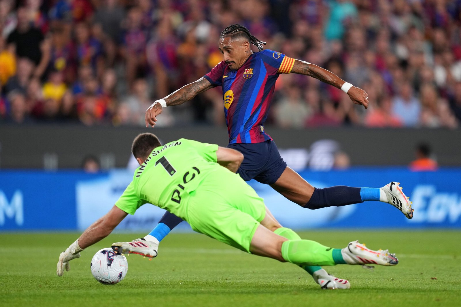 El Camp Nou disfruta con el Barça ante un Athletic en formación