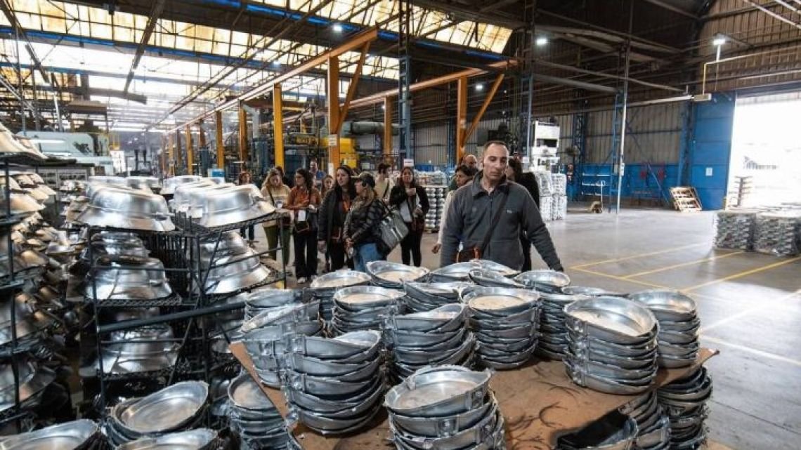 El IERAL diagnosticó a la economía de Milei entre las oportunidades y el "pánico" del mercado