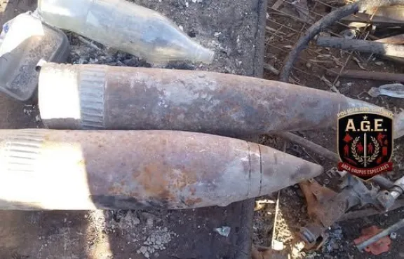 El dueño de una chatarrería entregó de manera voluntaria dos proyectiles de artillería militar a la policía de Trelew