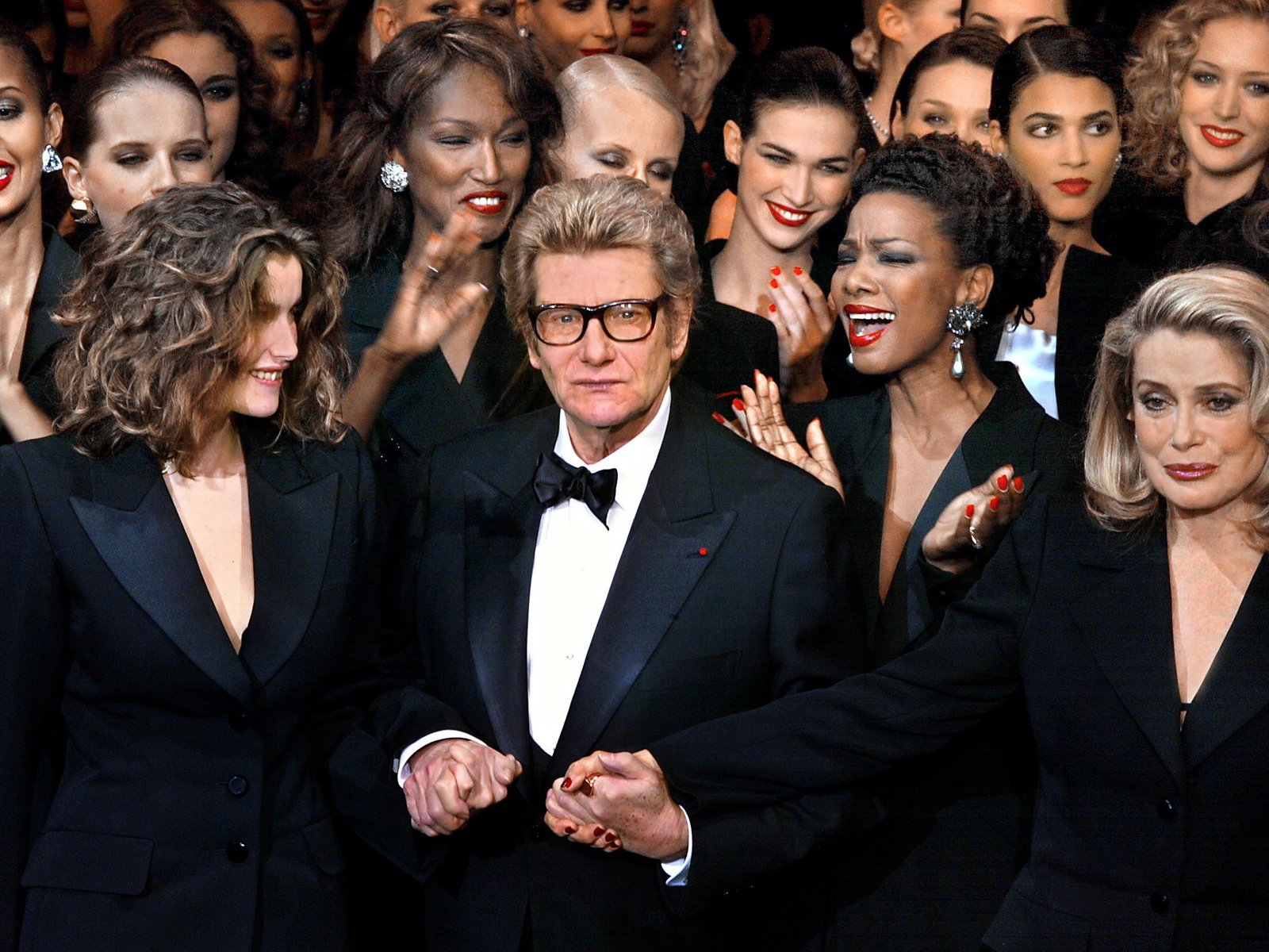 El esmoquin femenino de Yves Saint Laurent cumple 60 años