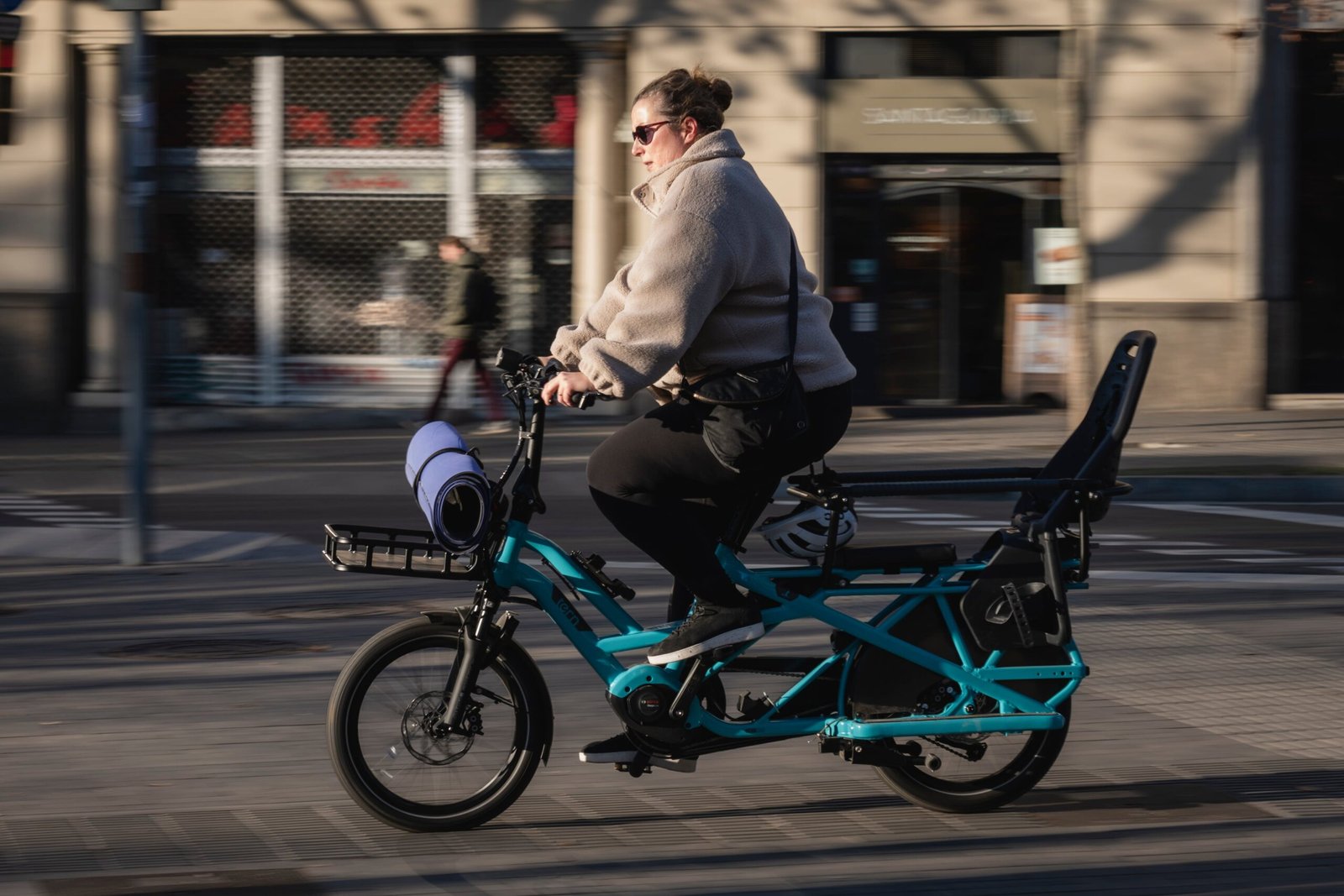 Bici eléctrica de carga en la Plaza Tetuan, Barcelona.