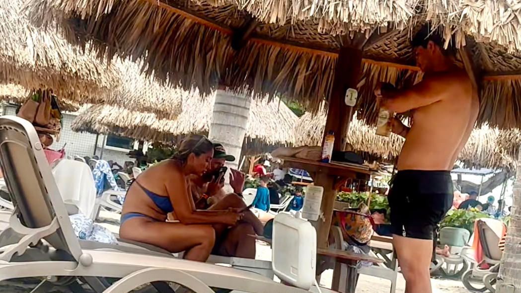 El ministro de Vivienda Jaime Beltrán recibe una ola de críticas por descansar en la playa durante la emergencia del terremoto en Colombia