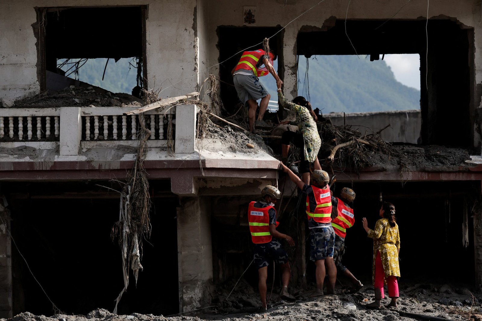 El riesgo de una segunda riada amenaza Nepal y Tíbet, tras una catástrofe que deja ya al menos 472 muertos