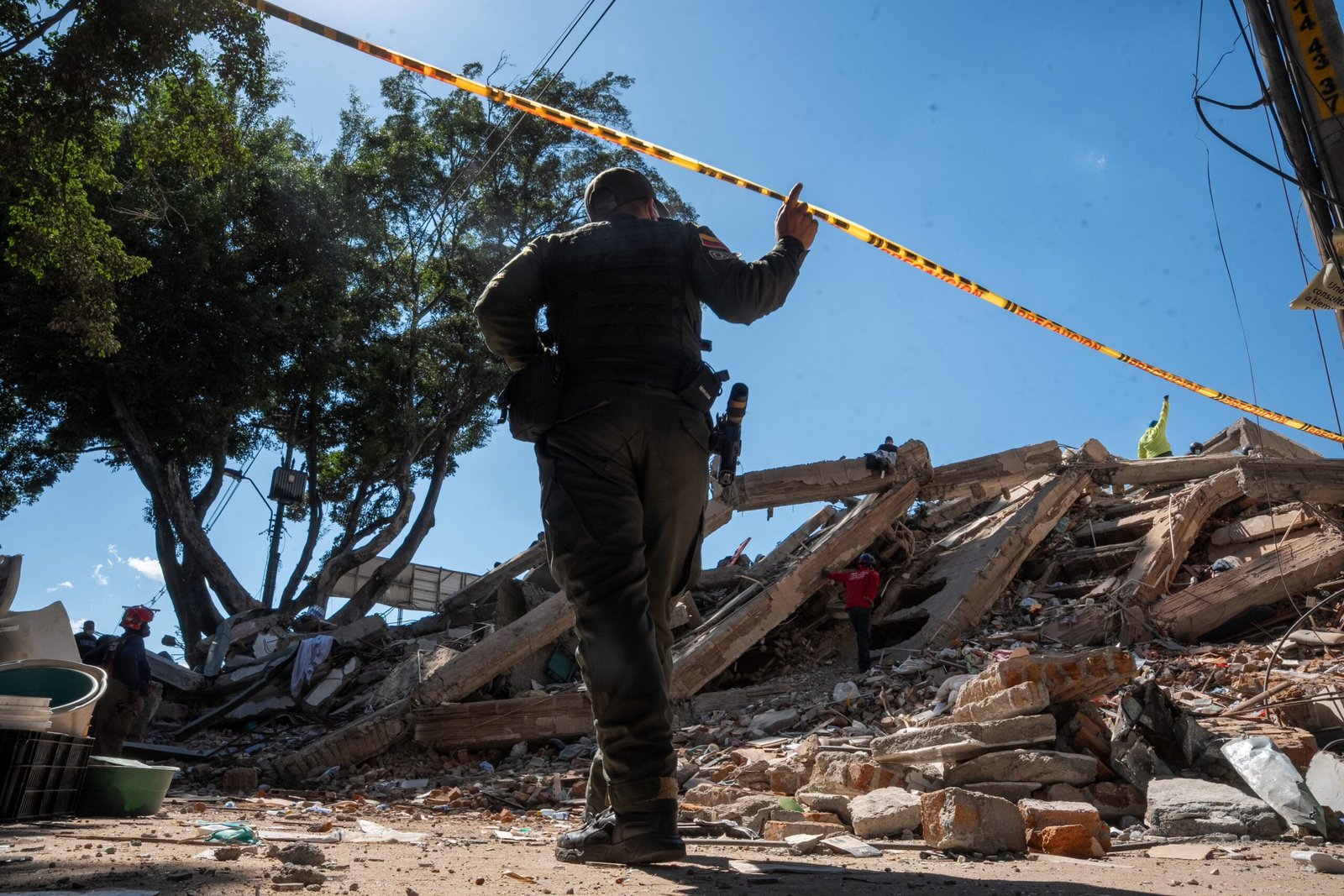 Una escuela destruida por el sismo en el barrio Cambulos, en la ciudad de Cali.