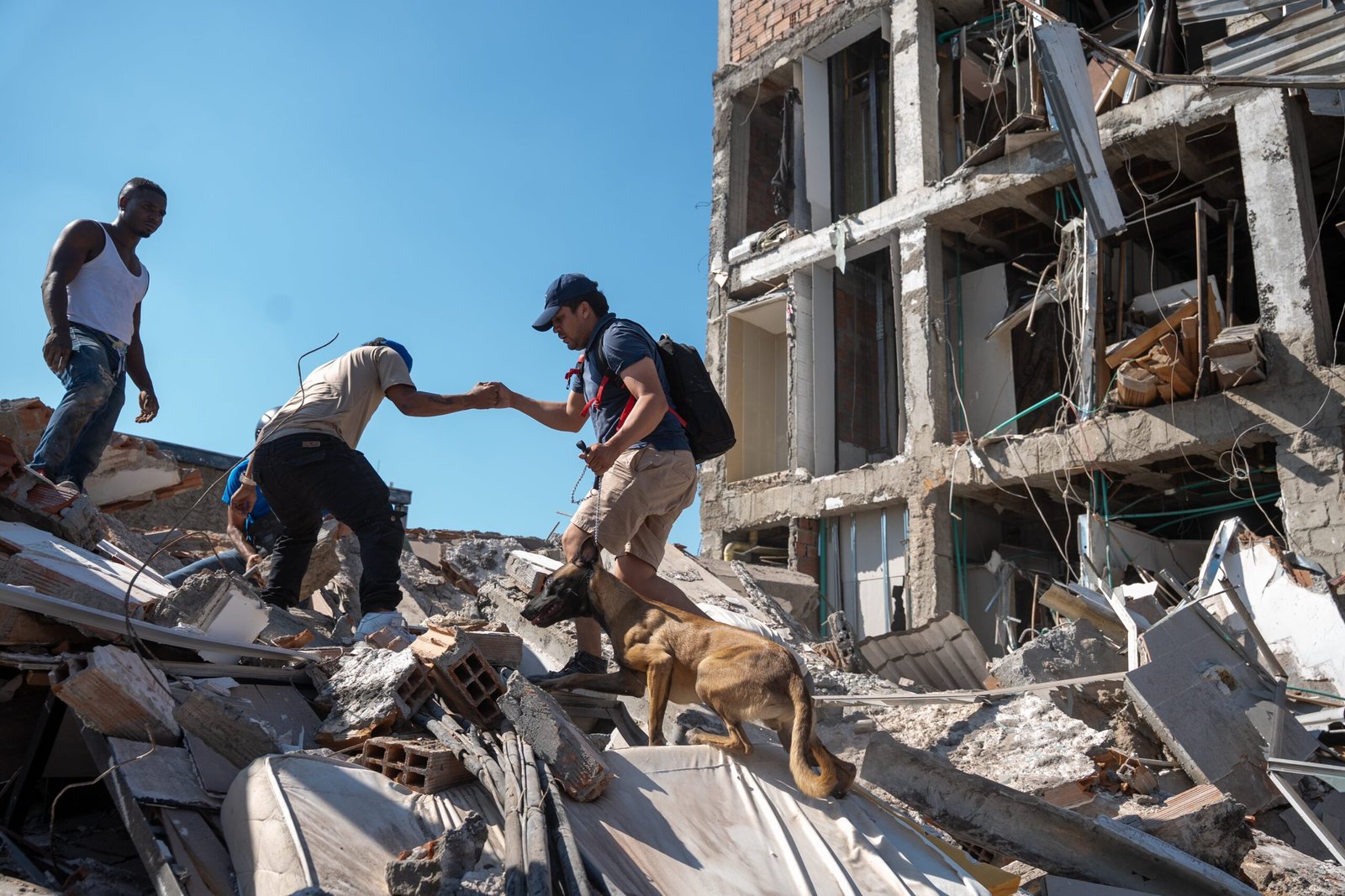 Varias personas buscan sobrevivientes en un edificio colapsado, en Cali.