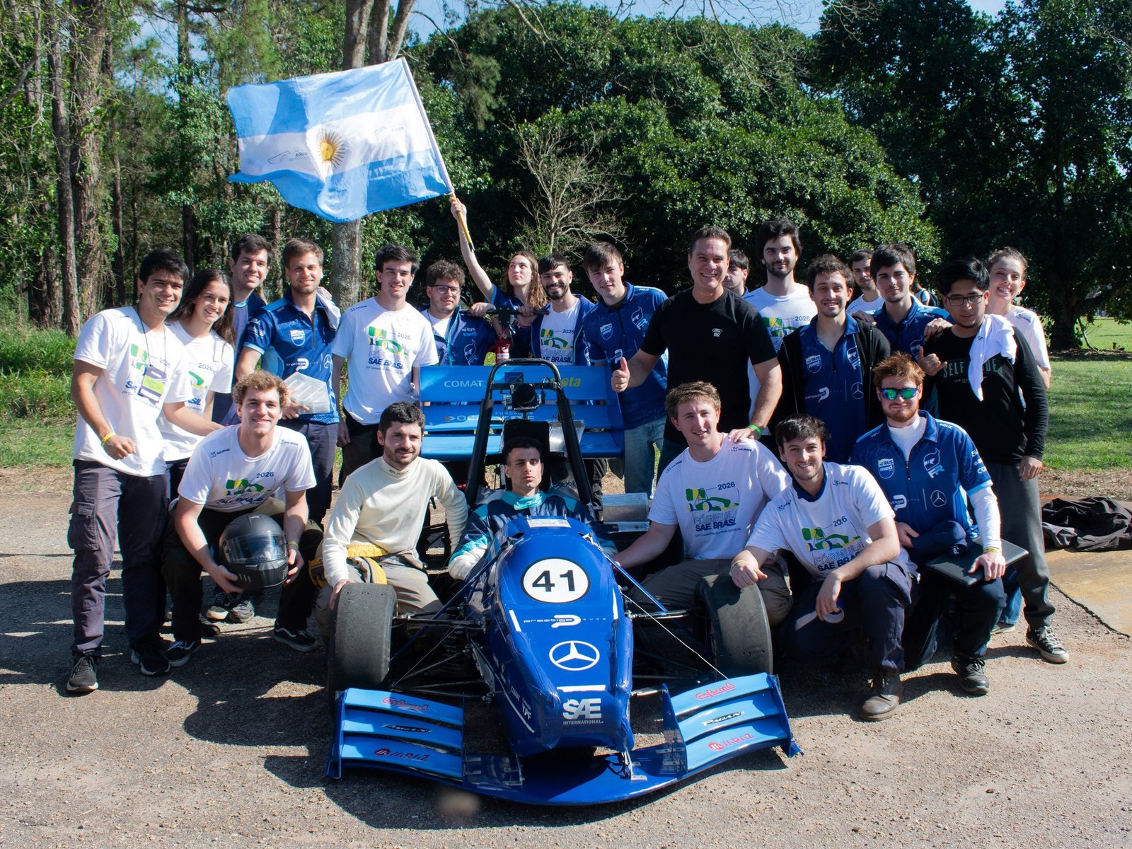 Estudiantes de Ingeniería de la UBA montaron un taller, fabricaron un auto de carreras desde cero y participaron por primera vez de una prestigiosa competencia internacional en Brasil