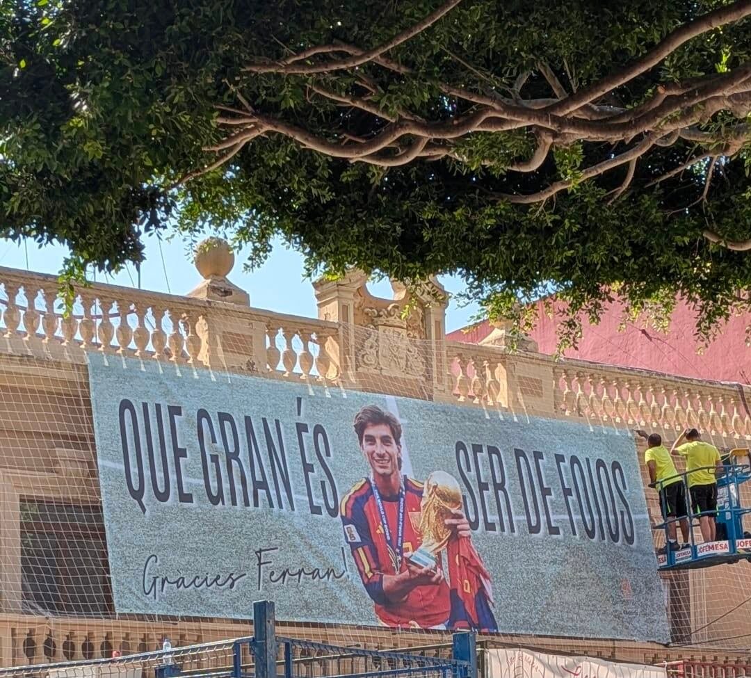 Lona extendida en la fachada del Ayuntamiento de Foios en homenaje a Ferran Torres, que fue vecino del pueblo.