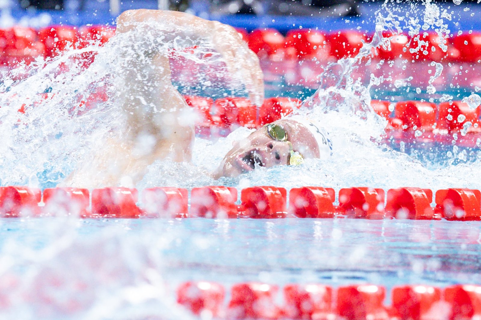 Francia se apoya en una posta supersónica de Marchand para ganar la plata en 4x200