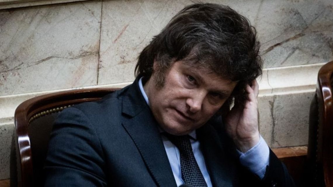 Fuerte caída en la aprobación de Milei y derrota en un ballotage con Kicillof