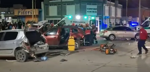 Fuerte colisión múltiple en Rawson dejó cinco heridos