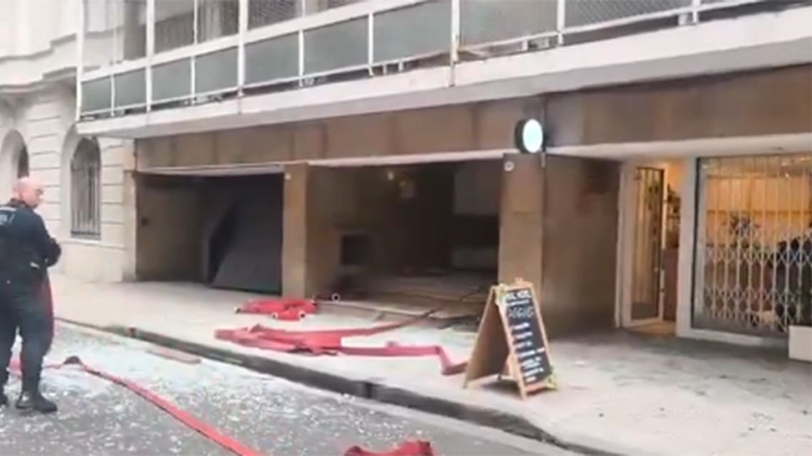 Fuerte explosión en el garaje de un edificio de 13 pisos en Junín y Arenales