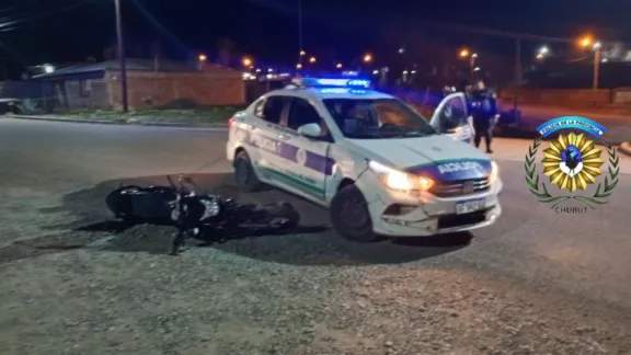 Iba en una moto robada, colisionó con un patrullero y escapó a pie