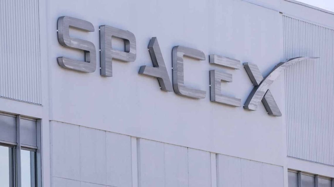 Impactantes fotos revelaron el nuevo cráter lunar dejado por un cohete de SpaceX estrellado sin control