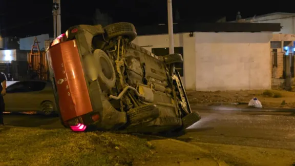 Impactó contra una camioneta estacionada y la dejó volcada en el Quirno Costa