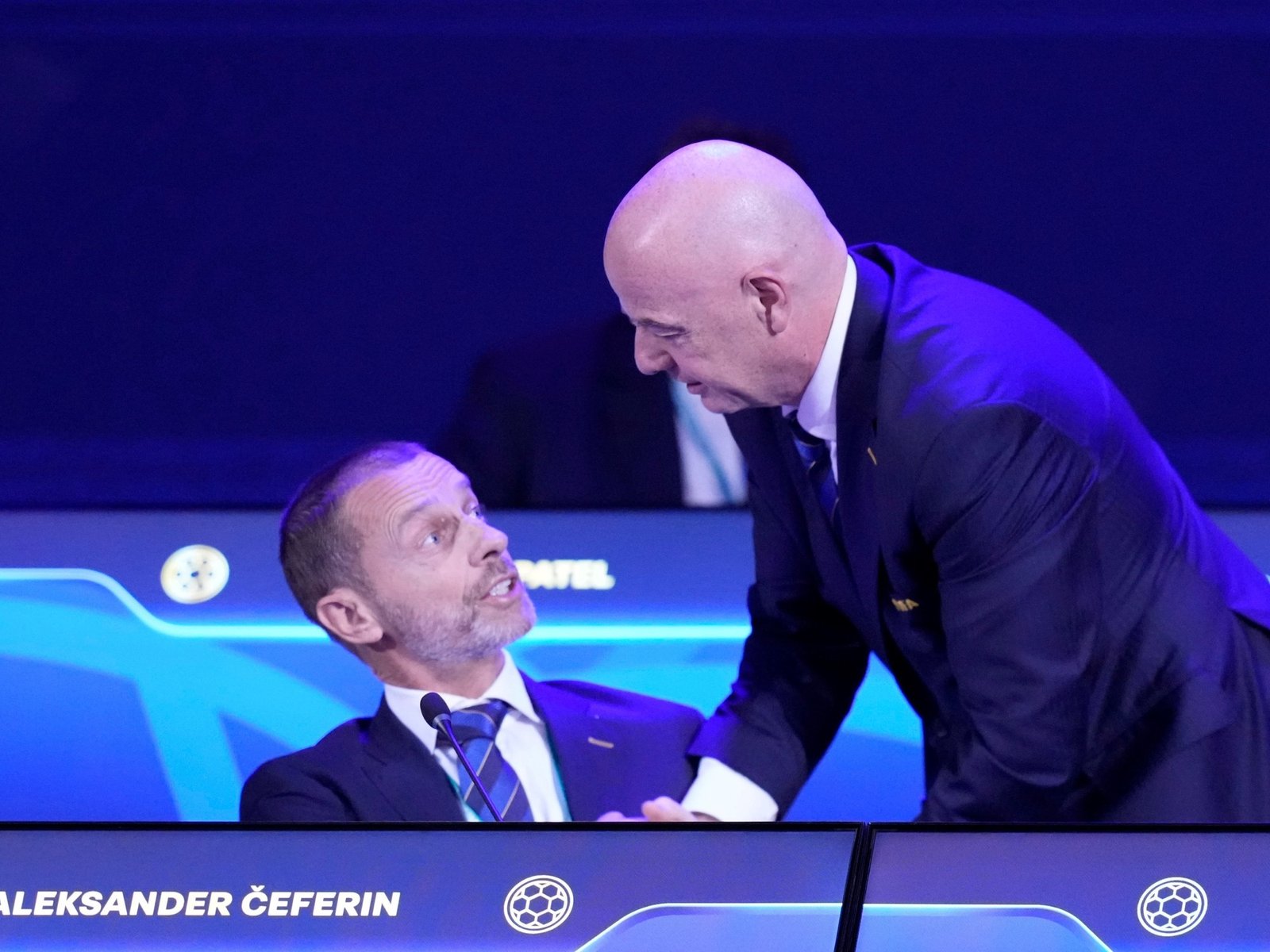 Infantino nada entre tiburones :: Olé