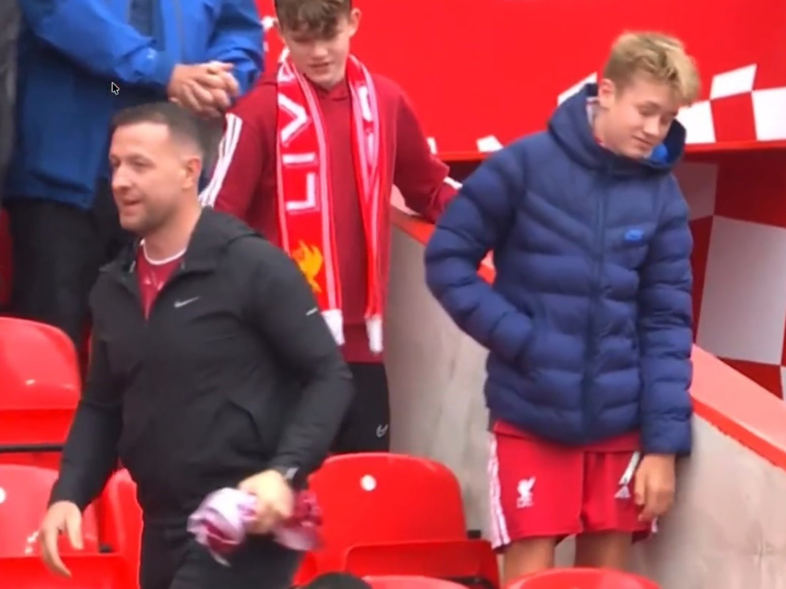 Isak regaló su camiseta a un niño y un adulto se la arrebató en la tribuna