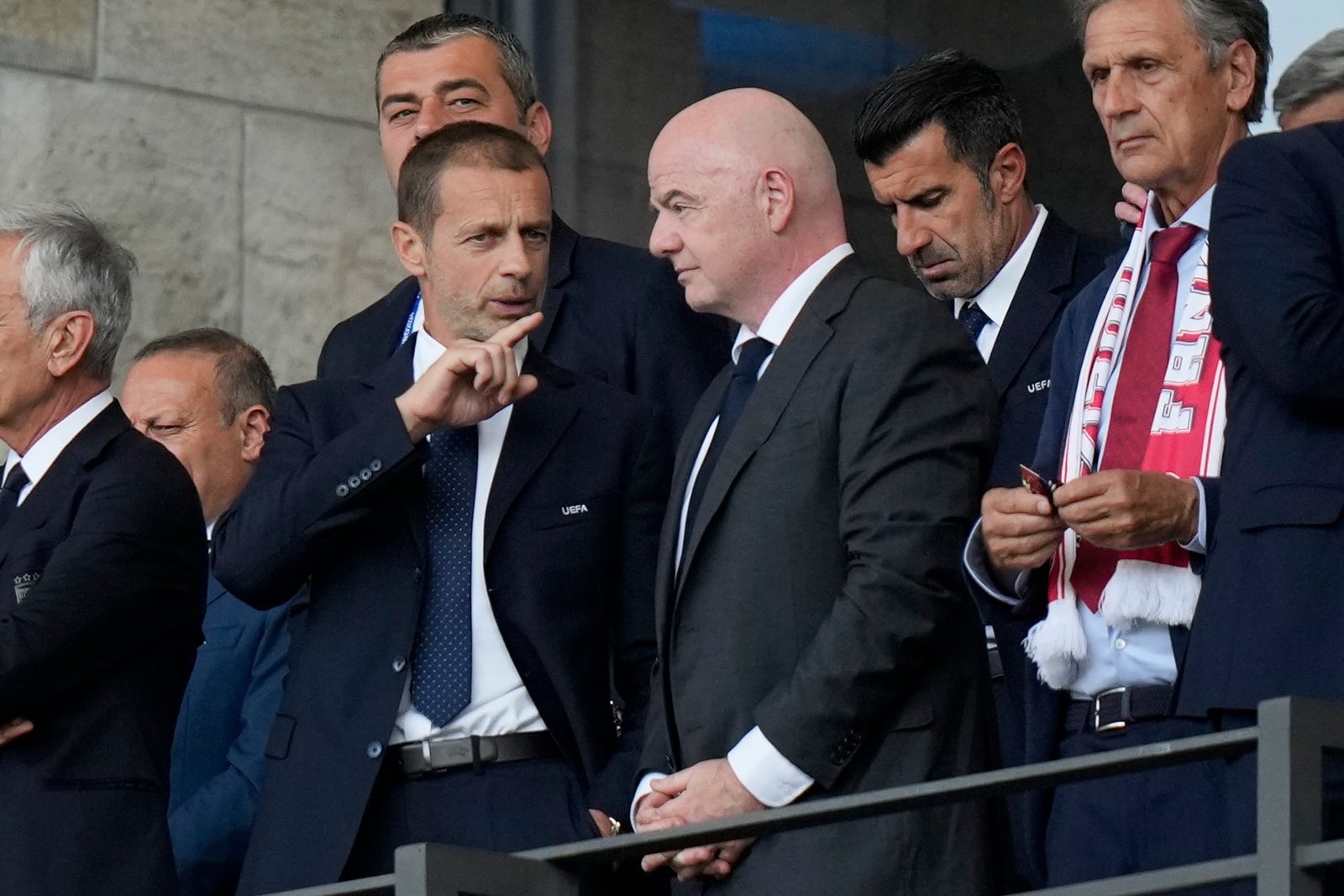 La UEFA sostiene su posición contra Infantino mientras que la Conmebol lo apoya
