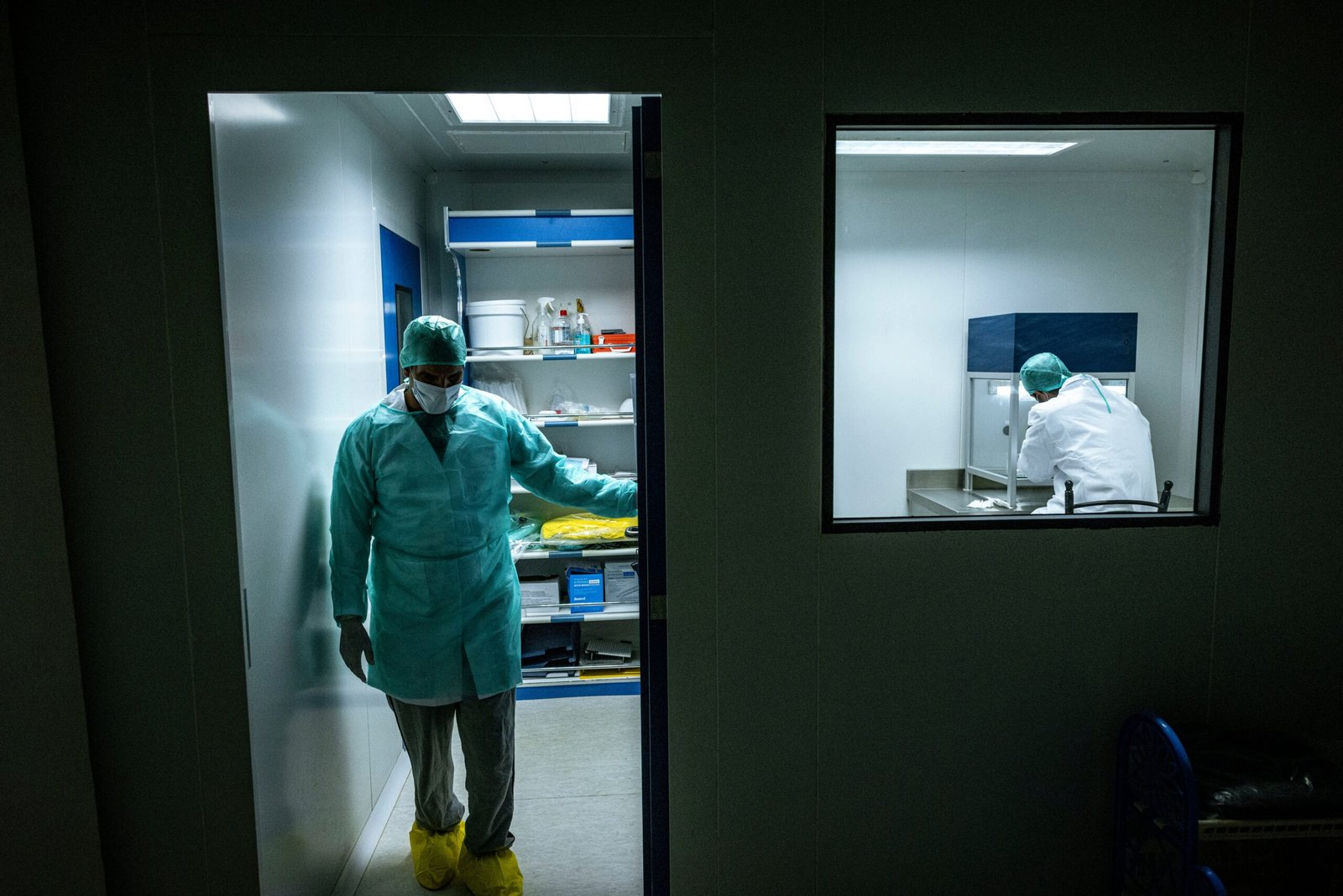 En la imagen Dos técnico de laboratorio trabajan en la zona blanca de producción estéril preparando colirios, en el interior del Hospital Nacional Bachir Saleh.