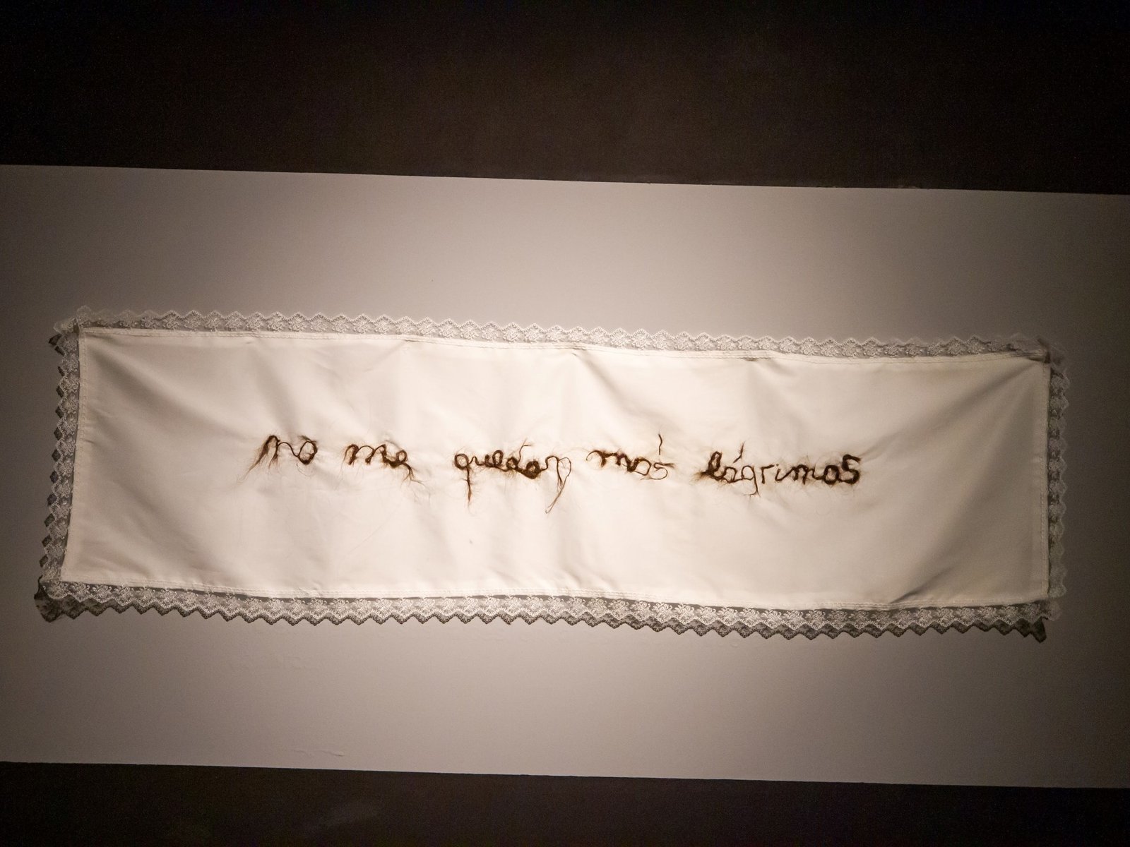La artista Mariela Yeregui coleccionó sus lágrimas y las convirtió en una exposición