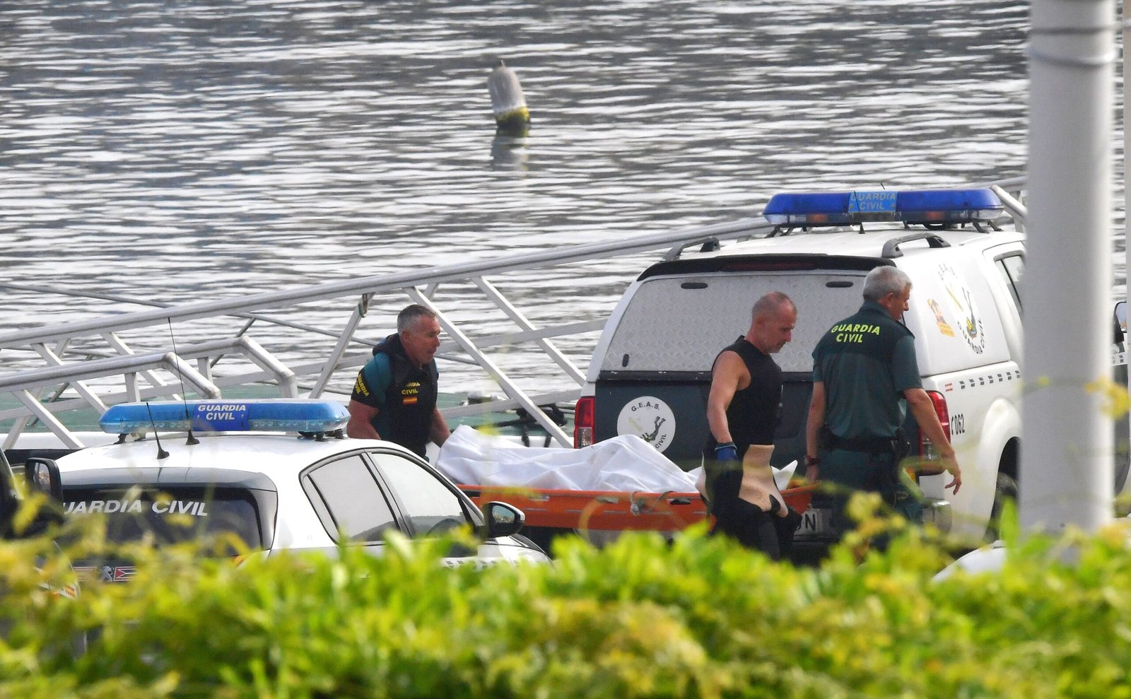 Agentes del GEAS de la Guardia Civil trasladan el cuerpo de una de las víctimas de Ceuta.
