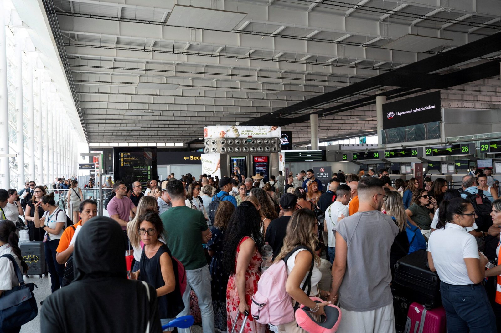 La erupción del Etna desata el caos en los aeropuertos de Sicilia en plena temporada alta