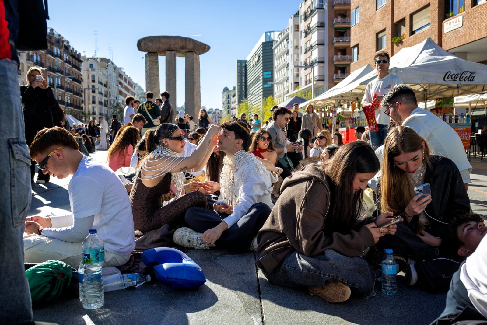 Ambiente ante las puertas del Movistar Arena de Madrid de Madrid para el concierto de Rosalía en Madrid.