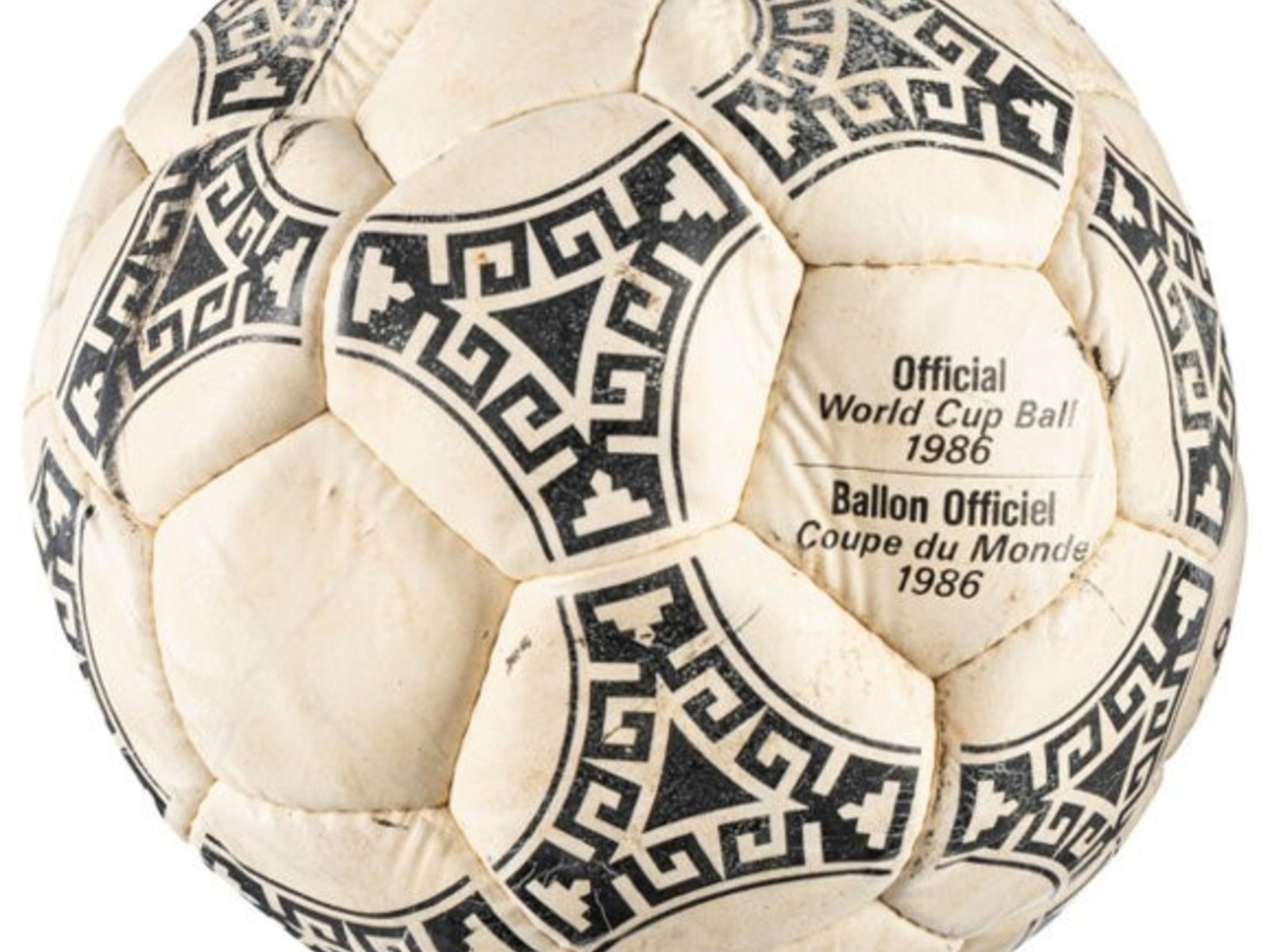 La pelota de la Mano de Dios de Maradona se vendió por US$ 3,35 millones y quedó lejos del récord de su camiseta