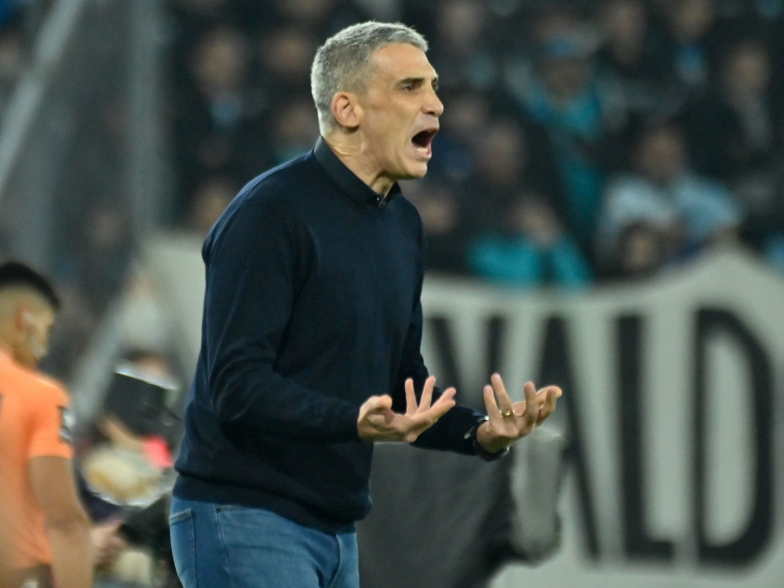 La reacción de Vojvoda tras la bronca de los hinchas de Racing y los insultos a Milito: "Me tengo que enfocar en lo que puedo controlar" :: Olé