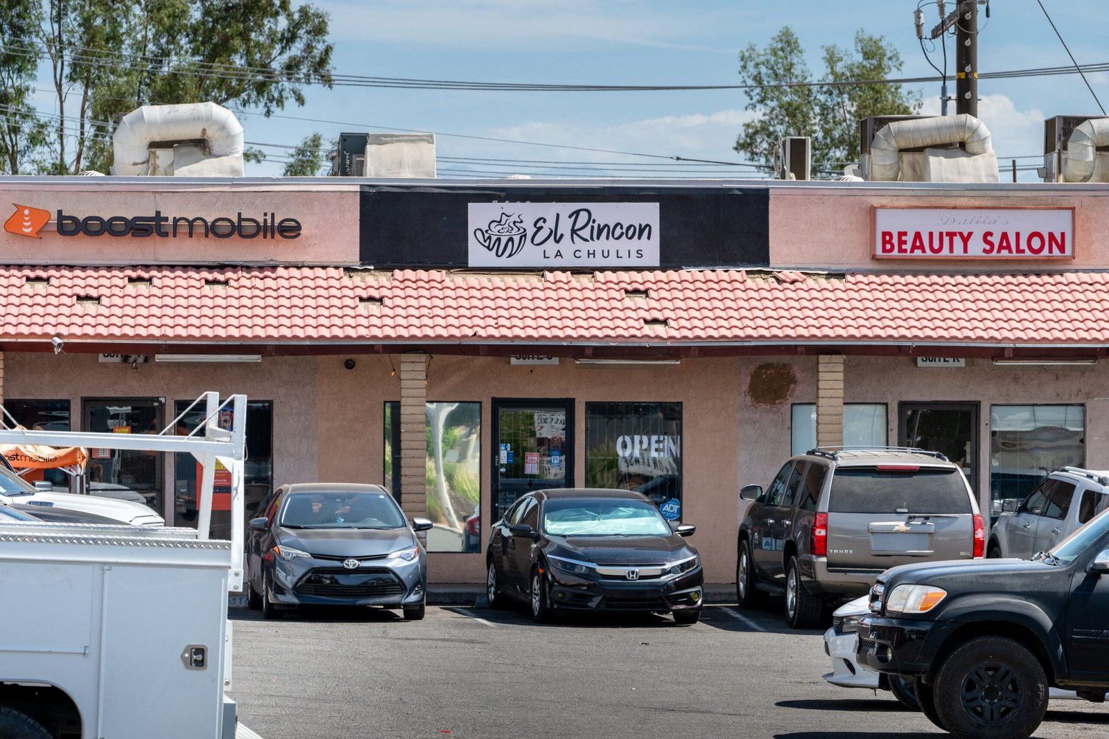 Local comercial propiedad de un familiar de Rubén Oseguera Cervantes 'El Mencho', en Perris, California