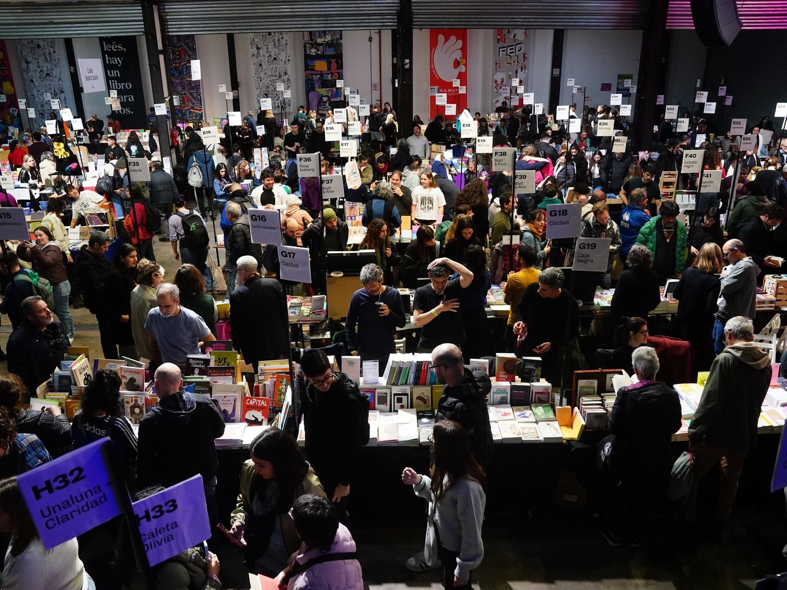 La tormenta y la marcha al Congreso se hicieron sentir en el primer día de la Feria de Editores