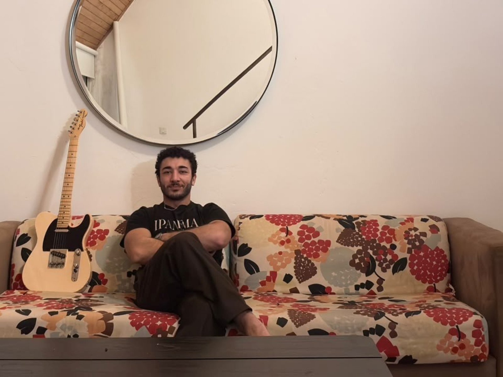 Le abrieron el auto con un inhibidor, se llevaron las llaves de su casa y le robaron una guitarra Fender Telecaster: cómo la recuperó