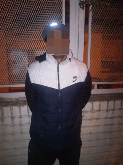 Le encuentran un ladrillo de marihuana a transeúnte y ahora investigan si vende drogas