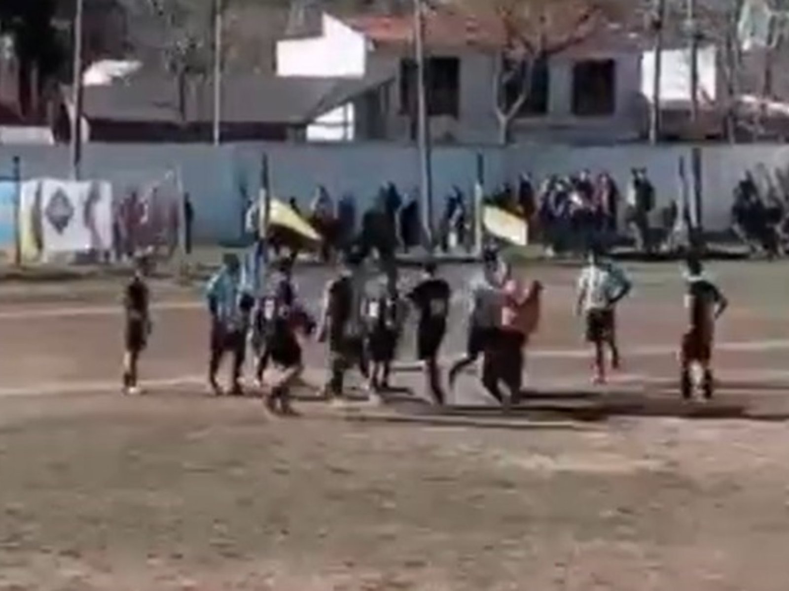 Le sacaron tarjeta roja, le pegó una trompada al árbitro y terminó preso