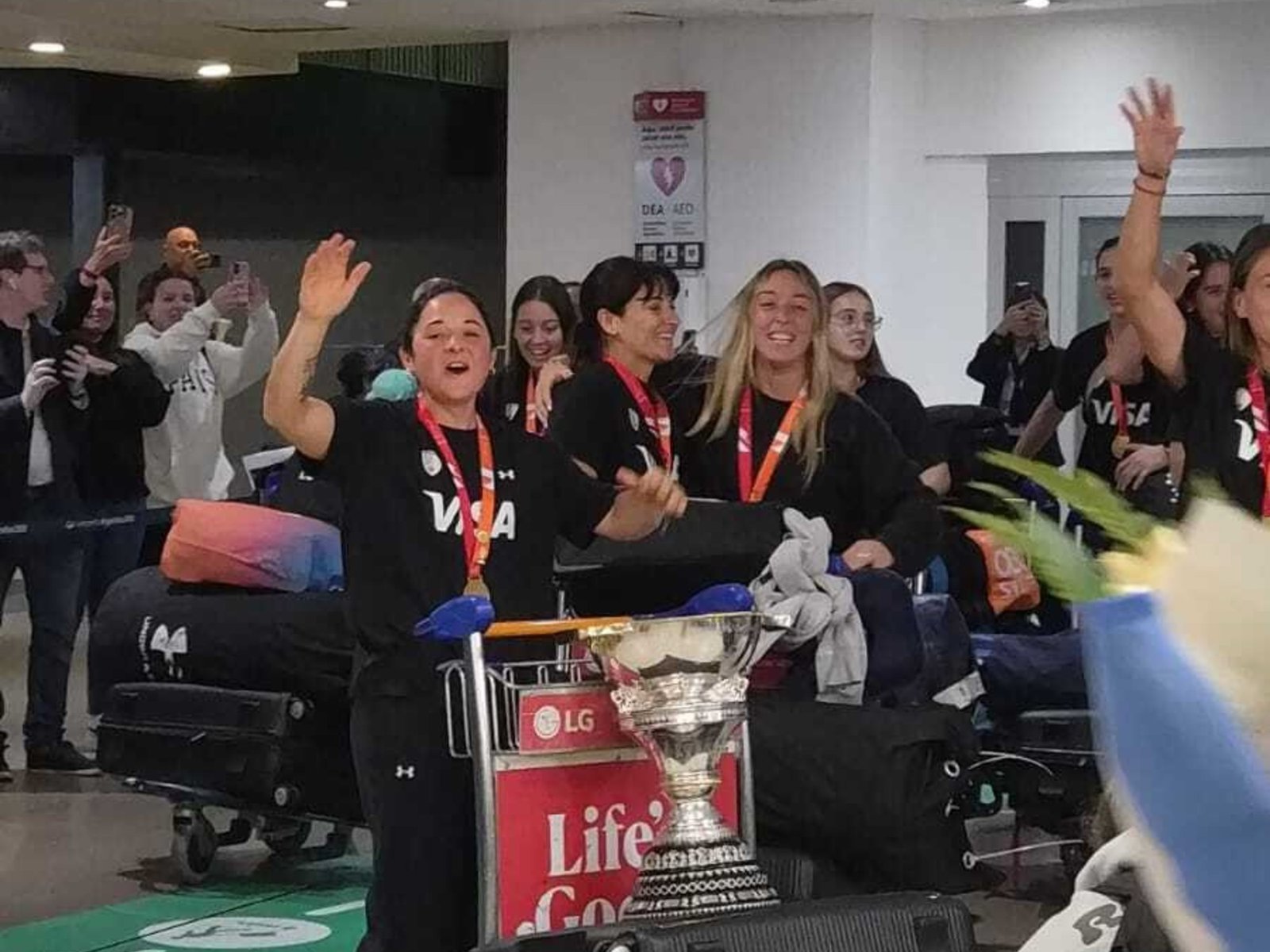 Locura por Las Leonas: una multitud recibió a las campeonas en Ezeiza :: Olé