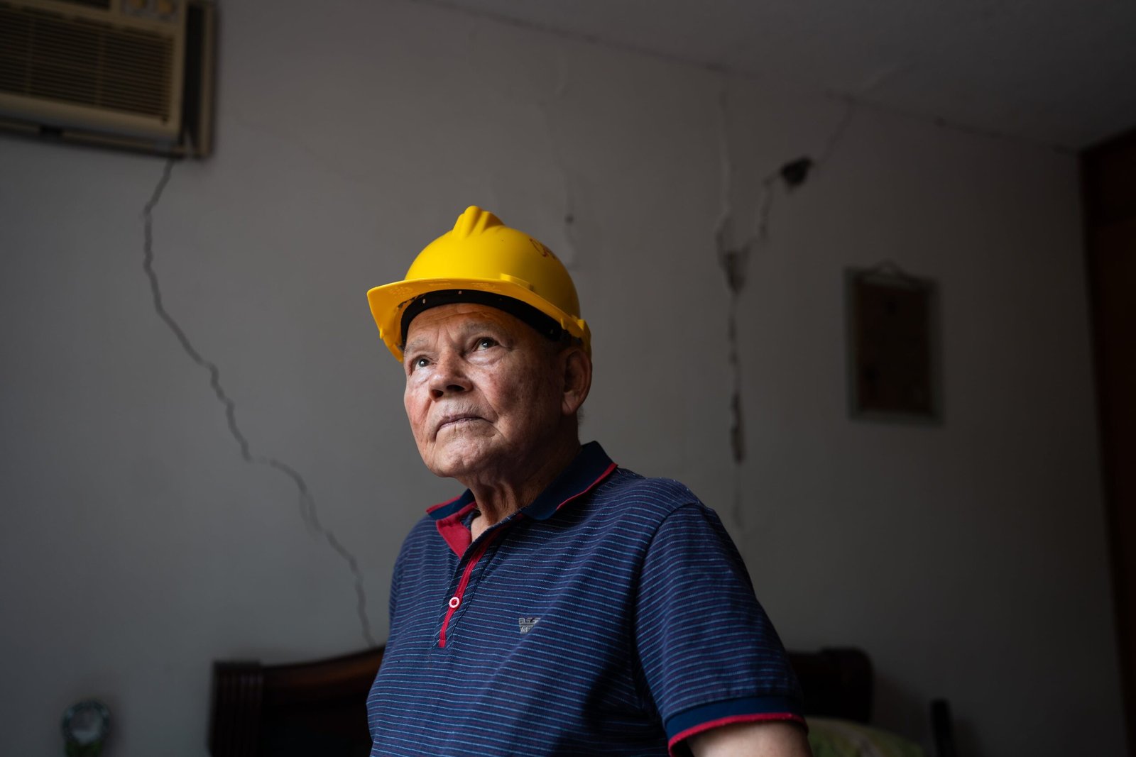 Hebert Sánchez López en su apartamento afectado por el terremoto, en Cali, el 14 de agosto.