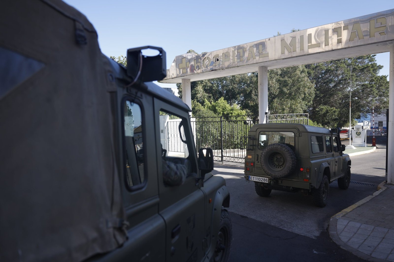 Entrada del hospital militar de Ceuta, donde se ha instalado la morgue, este domingo.